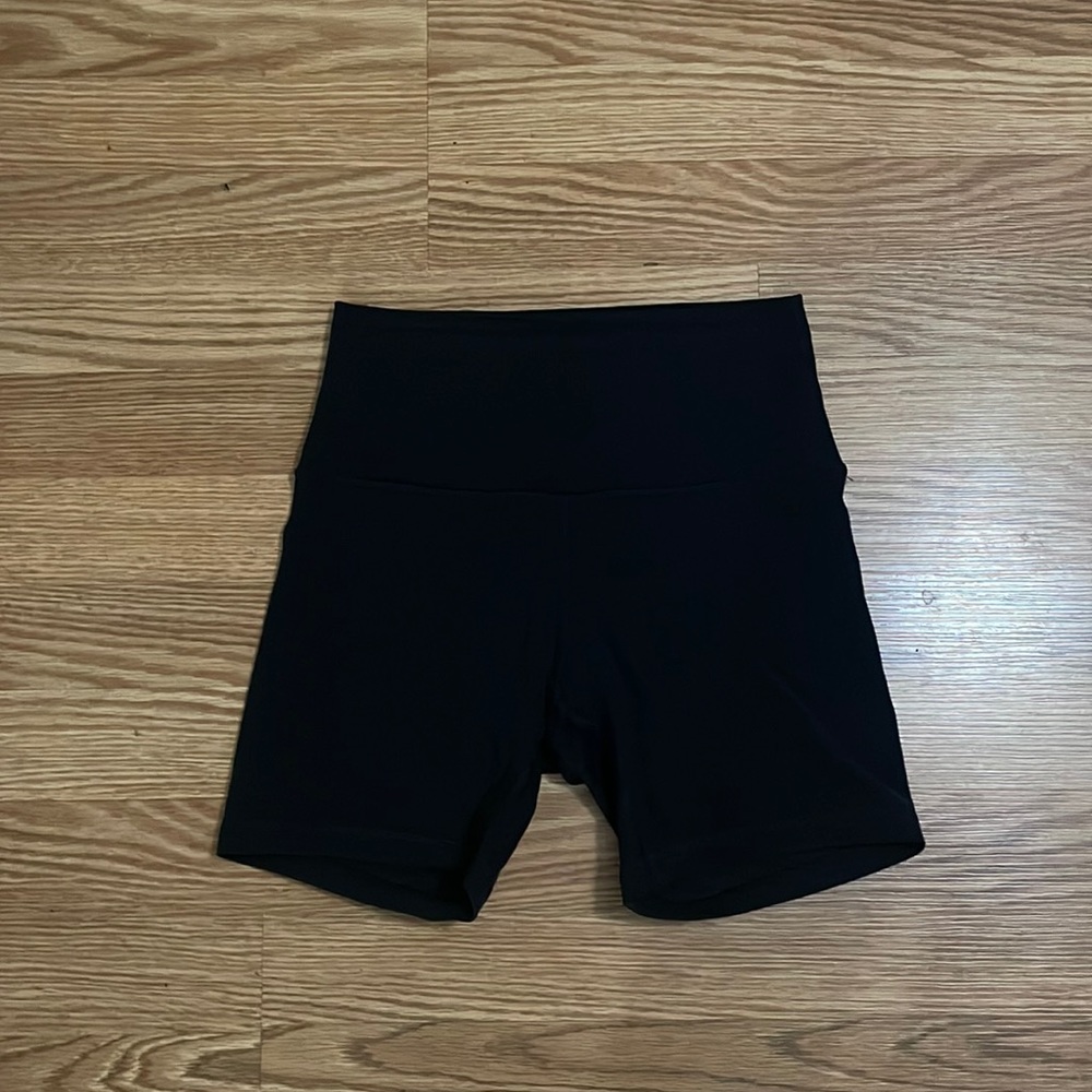 Size 4 black lululemon align shorts 6 inches